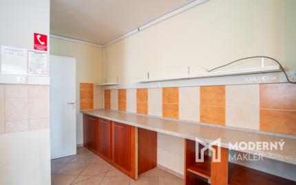 Na predaj rozsiahly investičný pozemok s polyfunkčným domom