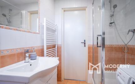 Na predaj rozsiahly investičný pozemok s polyfunkčným domom