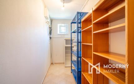 Na predaj rozsiahly investičný pozemok s polyfunkčným domom