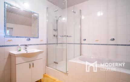 Na predaj rozsiahly investičný pozemok s polyfunkčným domom