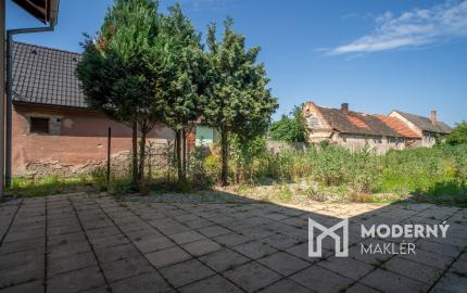 Na predaj rozsiahly investičný pozemok s polyfunkčným domom