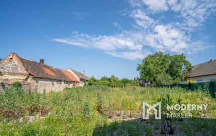 Na predaj rozsiahly investičný pozemok s polyfunkčným domom
