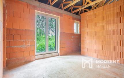 Na predaj nadštandardná 5-izbová novostavba rodinného domu v pokojnej časti Nových Zámkov