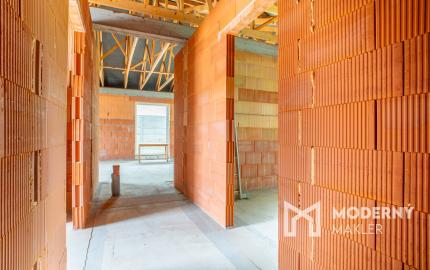 Na predaj nadštandardná 5-izbová novostavba rodinného domu v pokojnej časti Nových Zámkov