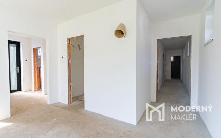 Na predaj priestranný 4-izbový bungalov s terasou v Hrnčiarovciach nad Parnou