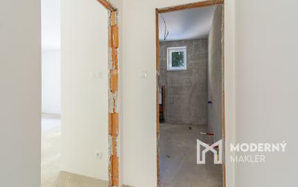 Na predaj priestranný 4-izbový bungalov s terasou v Hrnčiarovciach nad Parnou