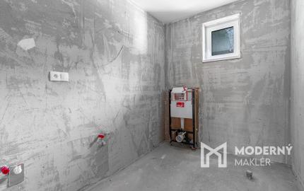 Na predaj priestranný 4-izbový bungalov s terasou v Hrnčiarovciach nad Parnou