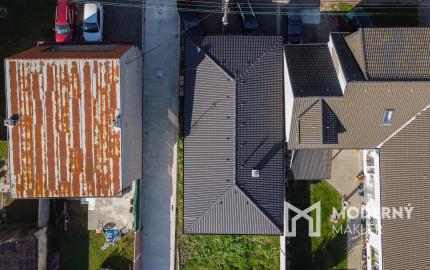 Na predaj priestranný 4-izbový bungalov s terasou v Hrnčiarovciach nad Parnou