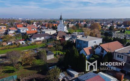 Na predaj priestranný 4-izbový bungalov s terasou v Hrnčiarovciach nad Parnou