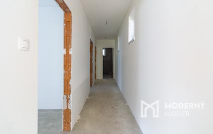 Na predaj jedinečný 4-izbový rodinný dom s terasou v Hrnčiarovciach nad Parnou