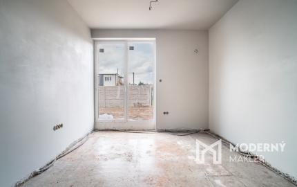 Na predaj nadštandardný 3-izbový byt s vlastnou záhradou v Kráľovej pri Senci