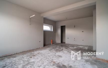 Na predaj nadštandardný 3-izbový byt s vlastnou záhradou v Kráľovej pri Senci