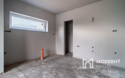 Na predaj nadštandardný 3-izbový byt s vlastnou záhradou v Kráľovej pri Senci