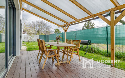 Na predaj moderný dom s terasou v Ružinove - Domové role