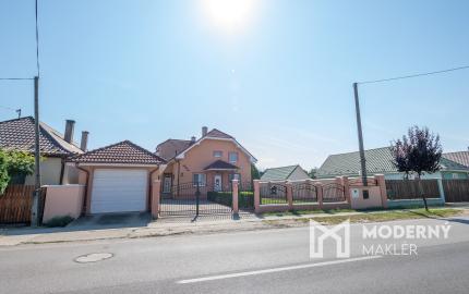 Na predaj dvojgeneračný rodinný dom s bazénom v Gabčíkove