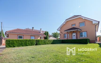 Na predaj dvojgeneračný rodinný dom s bazénom v Gabčíkove