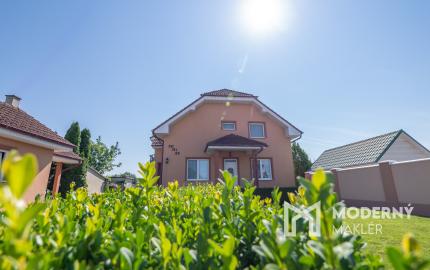 Na predaj dvojgeneračný rodinný dom s bazénom v Gabčíkove