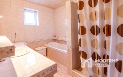 Na predaj dvojgeneračný rodinný dom s bazénom v Gabčíkove