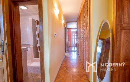 Na predaj dvojgeneračný rodinný dom s bazénom v Gabčíkove