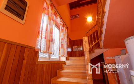 Na predaj dvojgeneračný rodinný dom s bazénom v Gabčíkove