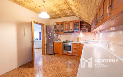 Na predaj dvojgeneračný rodinný dom s bazénom v Gabčíkove