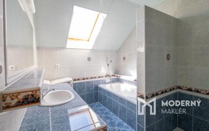 Na predaj dvojgeneračný rodinný dom s bazénom v Gabčíkove