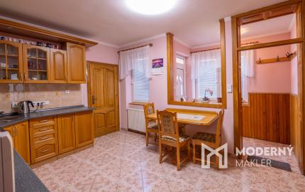 Na predaj dvojgeneračný rodinný dom s bazénom v Gabčíkove