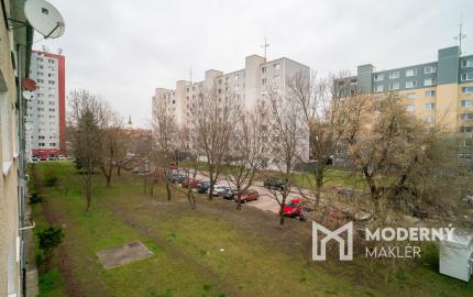 Na predaj priestranný 3-izbový byt s loggiou v centre Stupavy