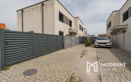 REZERVOVANÉ: Na predaj kompletne zariadený 5-izbový rodinný dom v Rovinke