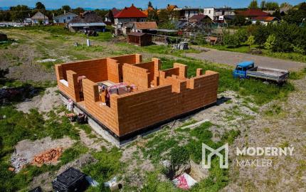 Na predaj samostatný dom na pozemku číslo 4, TYP DOMU A  v obci Jelka