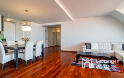 Na predaj priestranný 4-izbový byt pod hradom v centre Bratislavy