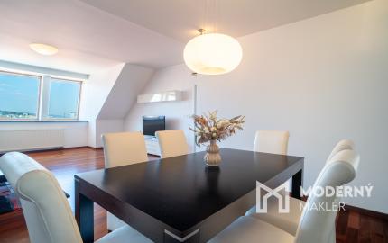 Na predaj priestranný 4-izbový byt pod hradom v centre Bratislavy