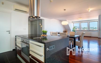 Na predaj priestranný 4-izbový byt pod hradom v centre Bratislavy