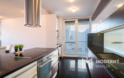 Na predaj priestranný 4-izbový byt pod hradom v centre Bratislavy