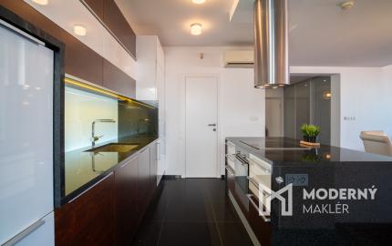 Na predaj priestranný 4-izbový byt pod hradom v centre Bratislavy