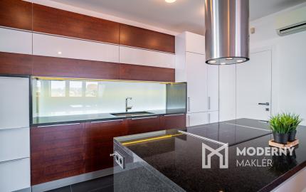 Na predaj priestranný 4-izbový byt pod hradom v centre Bratislavy