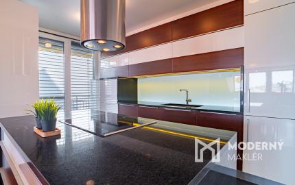 Na predaj priestranný 4-izbový byt pod hradom v centre Bratislavy