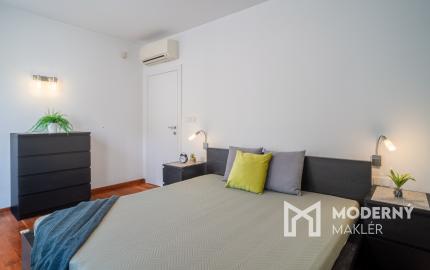 Na predaj priestranný 4-izbový byt pod hradom v centre Bratislavy