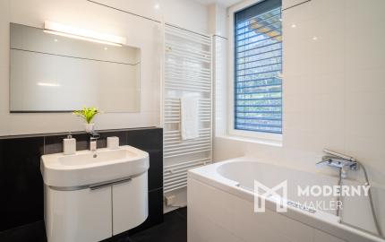 Na predaj priestranný 4-izbový byt pod hradom v centre Bratislavy