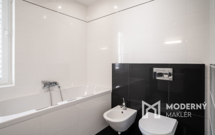 Na predaj priestranný 4-izbový byt pod hradom v centre Bratislavy