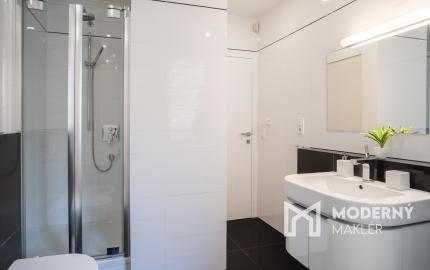 Na predaj priestranný 4-izbový byt pod hradom v centre Bratislavy