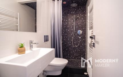 Na predaj priestranný 4-izbový byt pod hradom v centre Bratislavy