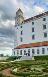 Na predaj priestranný 4-izbový byt pod hradom v centre Bratislavy