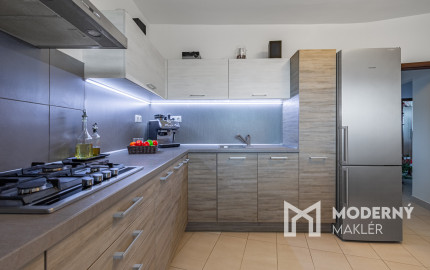 REZERVOVANÉ - Na predaj priestranný 4-izbový byt vo vyhľadávanej lokalite blízko centra Bratislavy