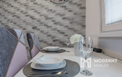 REZERVOVANÉ - Na predaj priestranný 4-izbový byt vo vyhľadávanej lokalite blízko centra Bratislavy