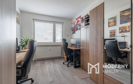 REZERVOVANÉ - Na predaj priestranný 4-izbový byt vo vyhľadávanej lokalite blízko centra Bratislavy