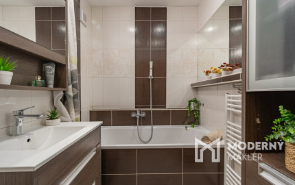 REZERVOVANÉ - Na predaj priestranný 4-izbový byt vo vyhľadávanej lokalite blízko centra Bratislavy