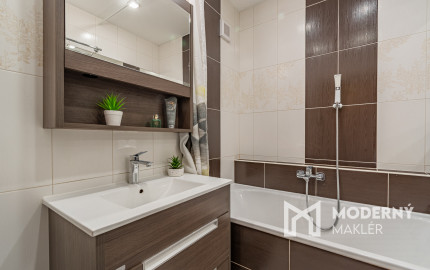 REZERVOVANÉ - Na predaj priestranný 4-izbový byt vo vyhľadávanej lokalite blízko centra Bratislavy