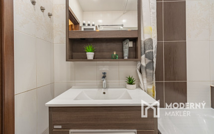 REZERVOVANÉ - Na predaj priestranný 4-izbový byt vo vyhľadávanej lokalite blízko centra Bratislavy