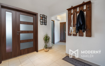 REZERVOVANÉ - Na predaj priestranný 4-izbový byt vo vyhľadávanej lokalite blízko centra Bratislavy